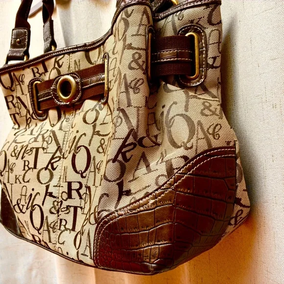 ❗️CLEARANCE ❗️Alphabet Shoulder Bag - Picture 2 of 9